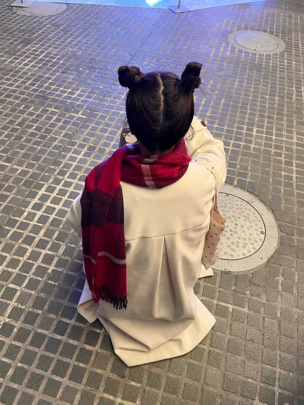 ブラック系のドレスシューズ、ホワイト系のその他アウター、ホワイト系のトートバッグを着用したレディースの冬コーディネートの4枚目の写真