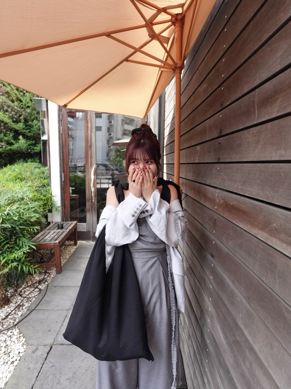 グレー系のオールインワン・サロペット、グレー系のジャケット/アウター、ブラック系のハンドバッグを着用したレディースの春コーディネートの3枚目の写真