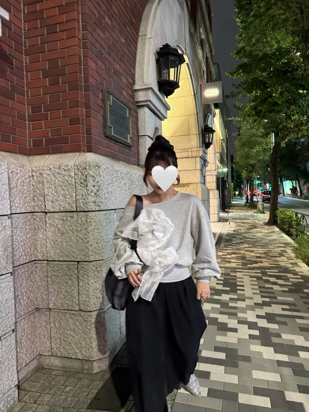 ブラック系のスラックス、グレー系のスウェット、ブラック系のショルダーバッグを着用したレディースの秋コーディネートの4枚目の写真