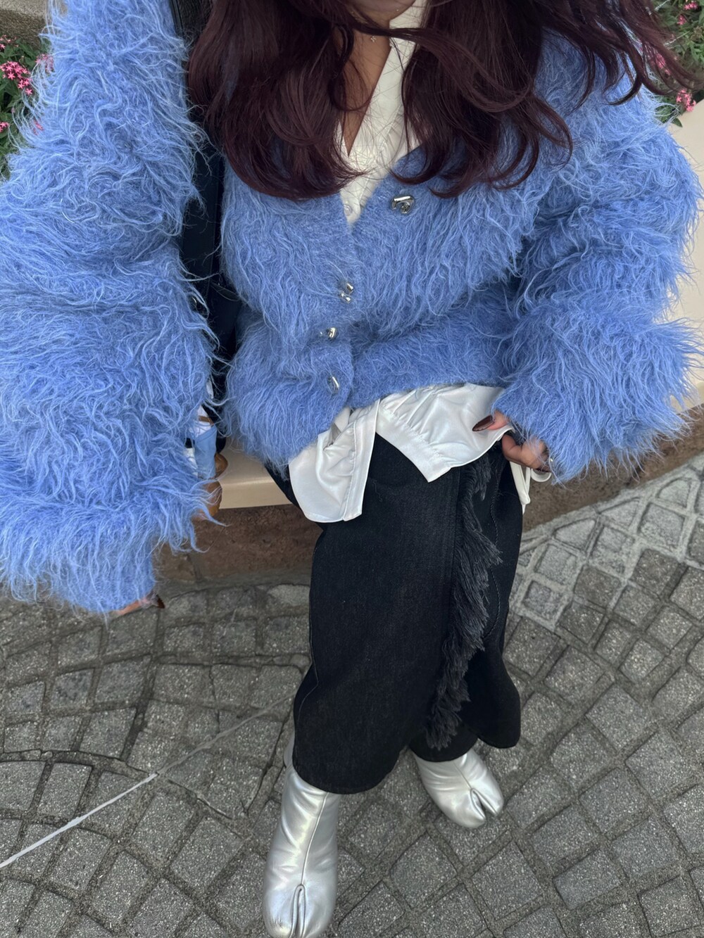 ブラック系のショルダーバッグ、ブルー系のニット/セーター、ブラック系のデニムパンツを着用したレディースの秋コーディネートの3枚目の写真