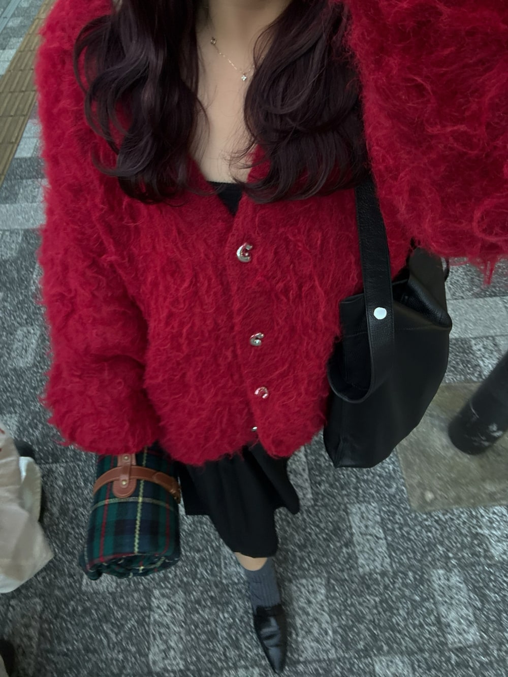 ブラック系のパンプス、ブラック系のショルダーバッグ、ブラック系のパンツを着用したレディースの秋コーディネートの4枚目の写真