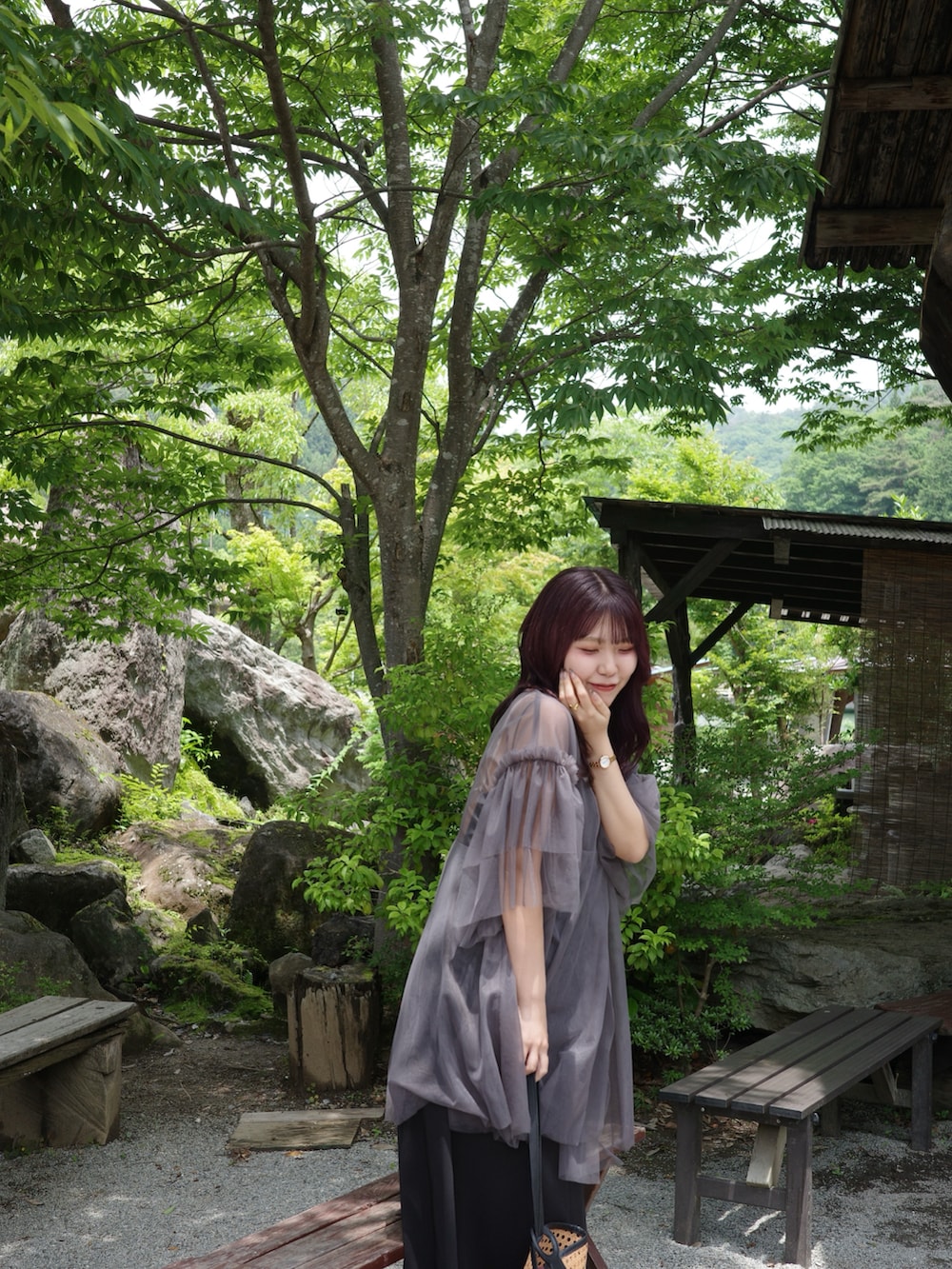 ブラック系のワンピース、グリーン系のシャツ/ブラウスを着用したレディースの夏コーディネートの3枚目の写真