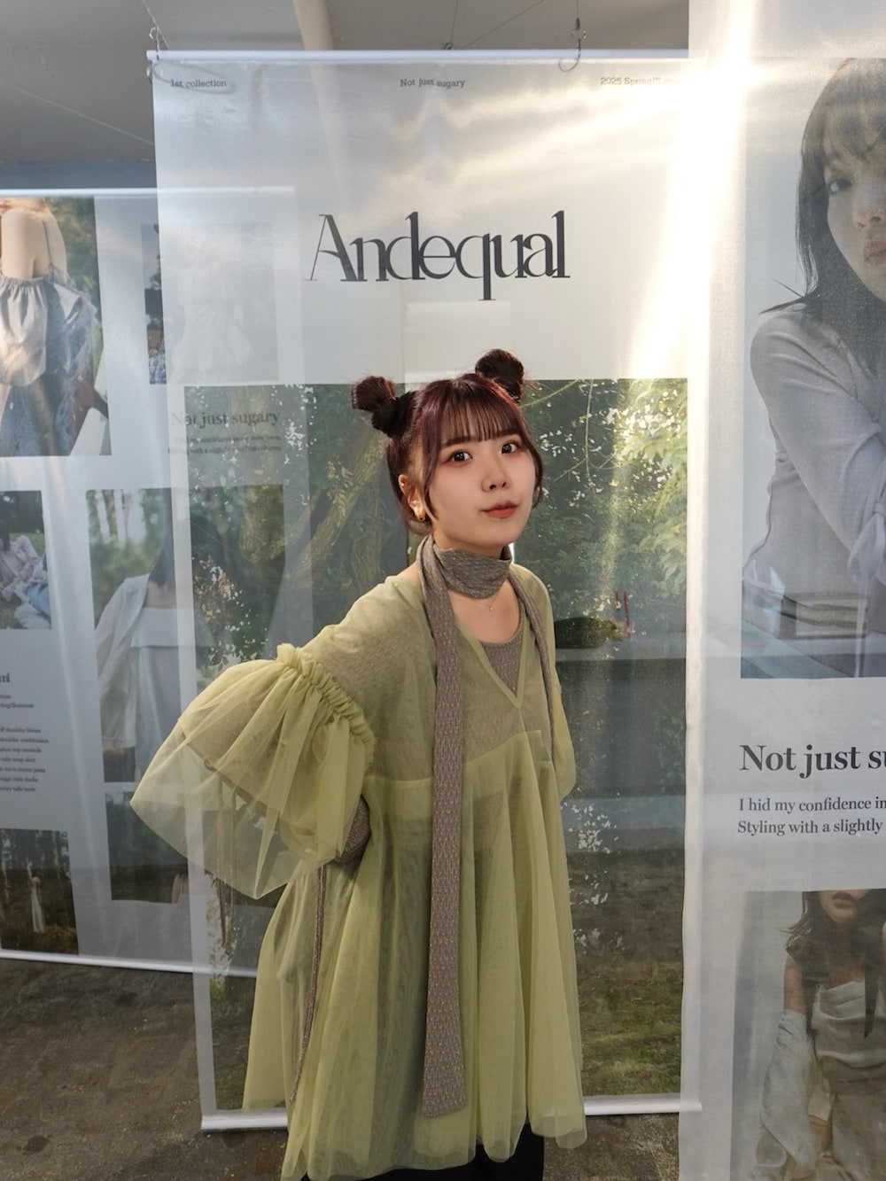 グリーン系のシャツ/ブラウス、ブラック系のパンツ、ブラウン系のトップスを着用したレディースの春コーディネートの2枚目の写真