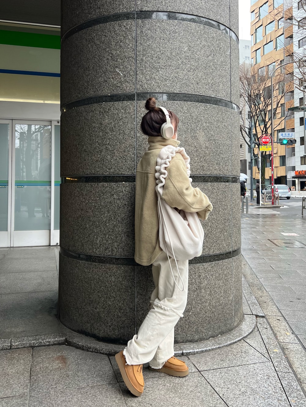 グリーン系のその他アウター、ホワイト系のバッグ、ブラウン系のシューズを着用したレディースの冬コーディネートの3枚目の写真