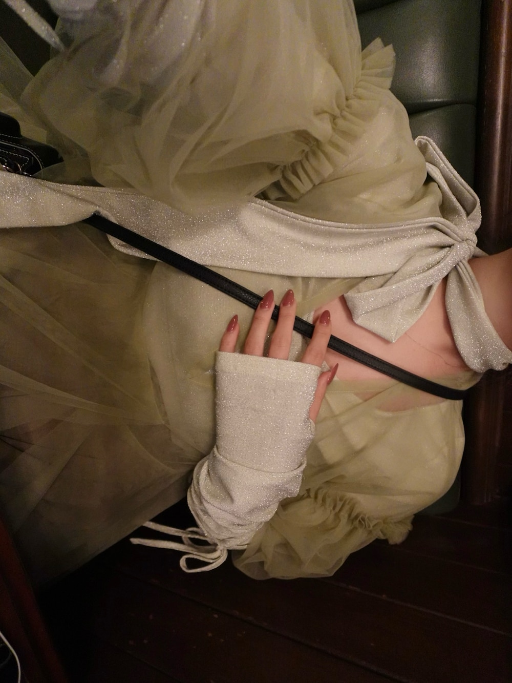 グリーン系のシャツ/ブラウス、シルバー系のトップス、ブラウン系のブーツを着用したレディースの夏コーディネートの3枚目の写真