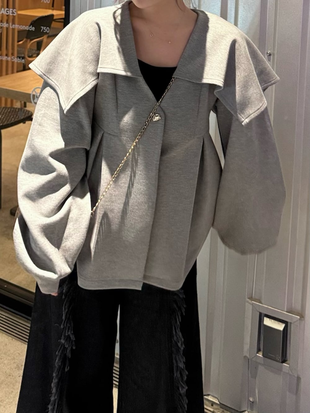 ブラック系のデニムパンツ、グレー系のスウェットを着用したレディースの冬コーディネートの2枚目の写真