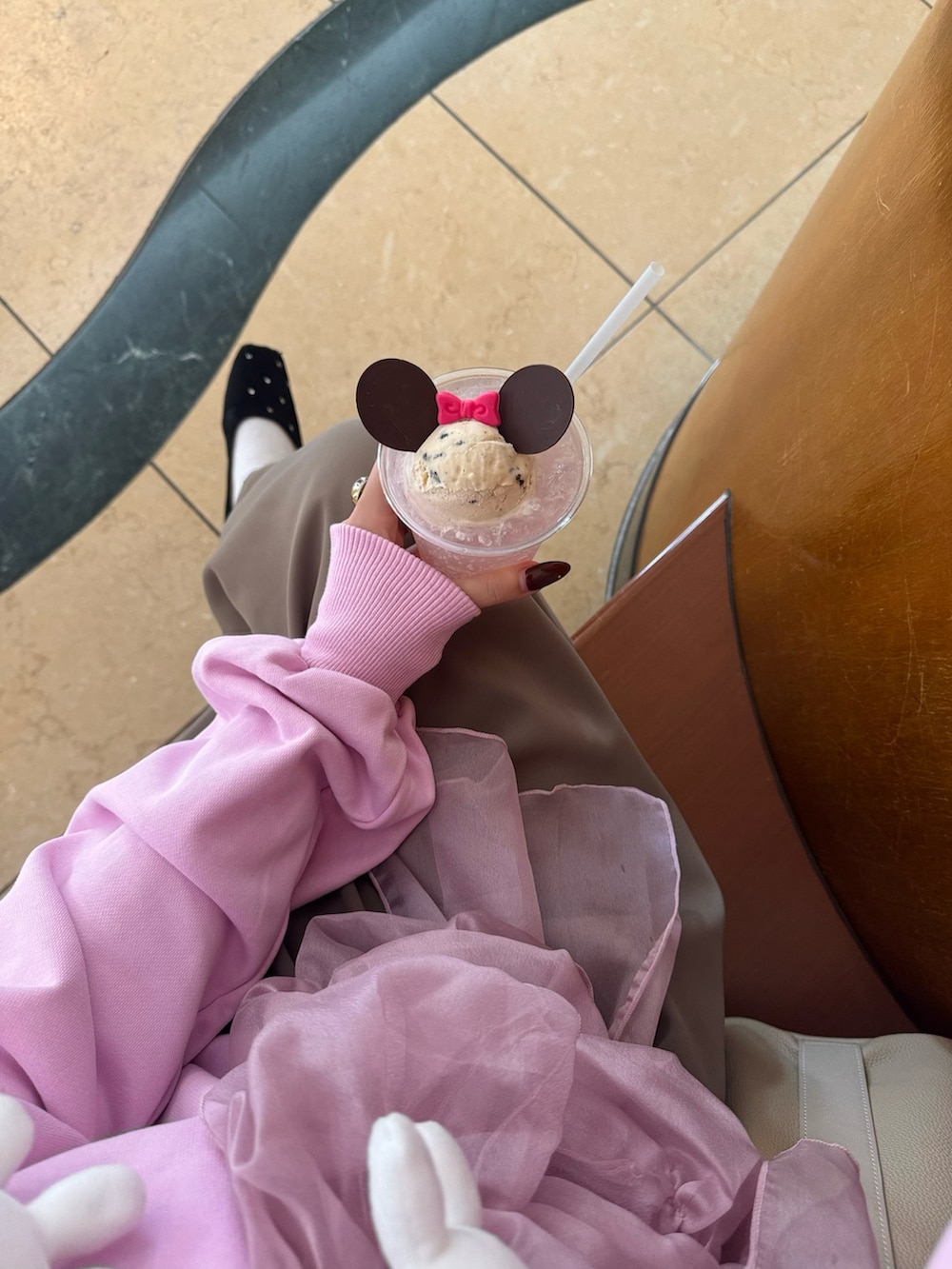 ブラック系のパンプス、ベージュ系のショルダーバッグ、ブラウン系のパンツを着用したレディースの秋コーディネートの5枚目の写真