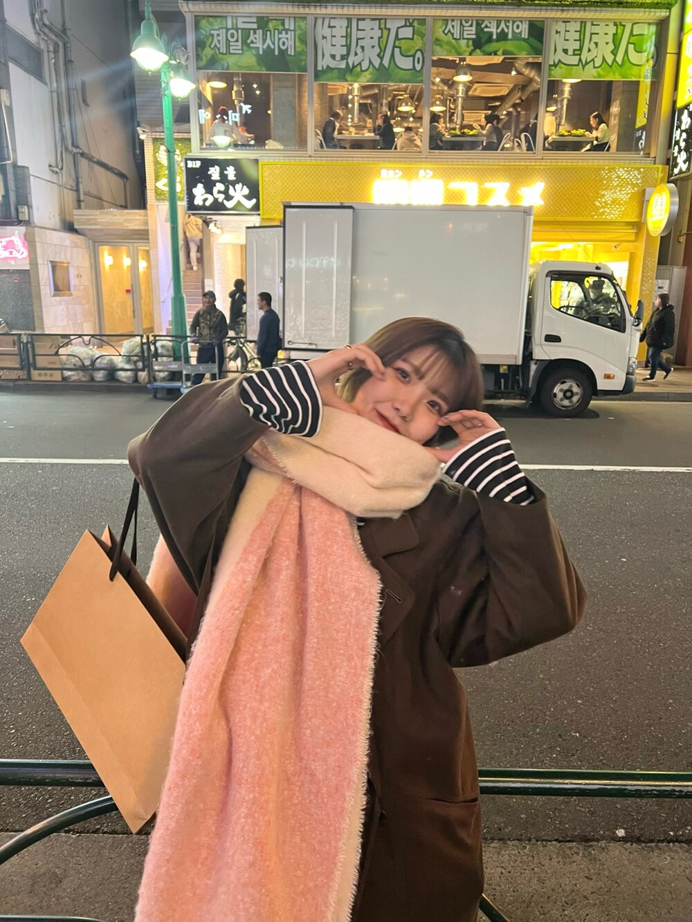 ブラック系のTシャツ/カットソー、ピンク系のワンピース、レッド系のバレエシューズを着用したレディースの冬コーディネートの4枚目の写真