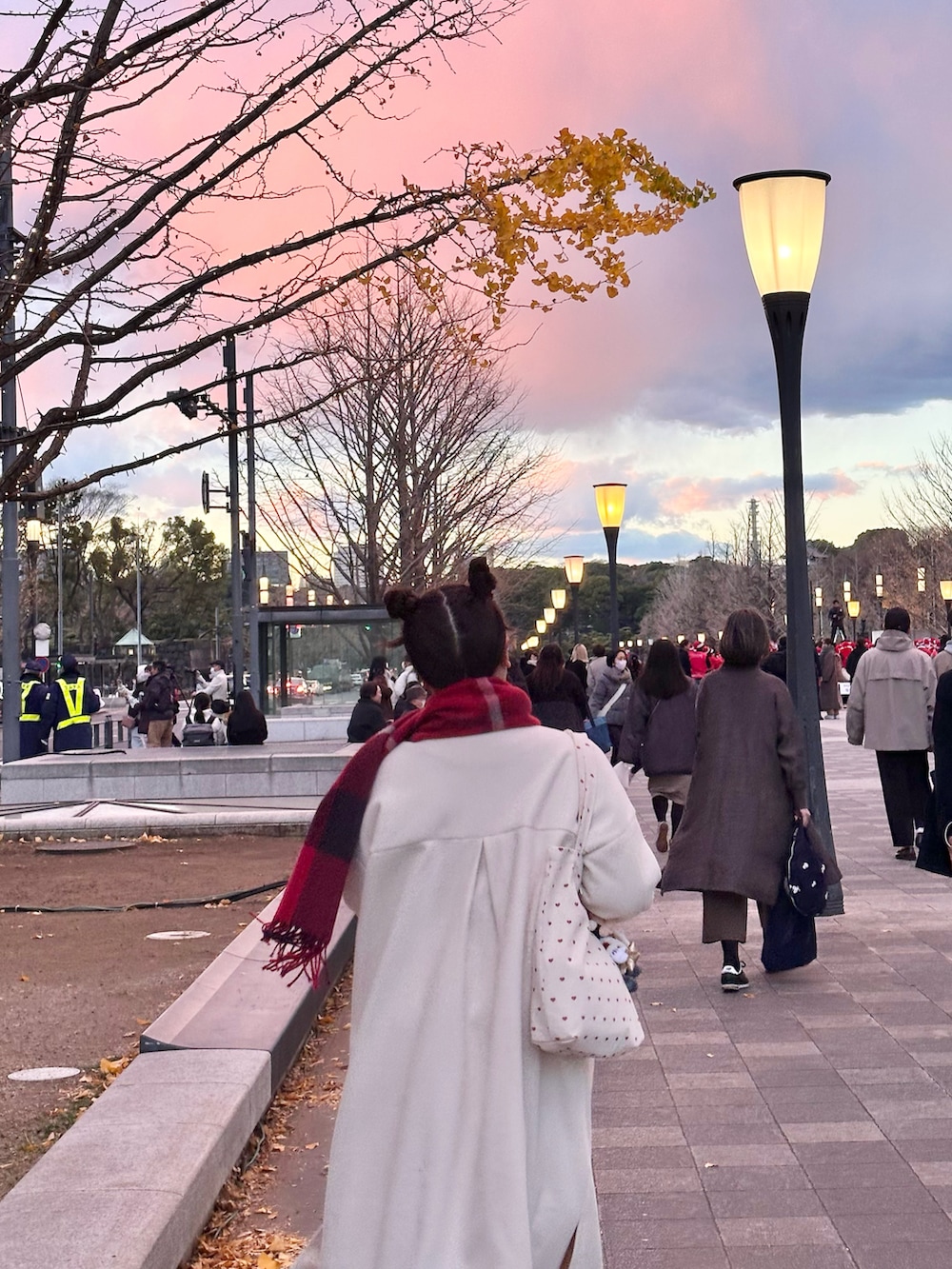 ブラック系のドレスシューズ、ホワイト系のその他アウター、ホワイト系のトートバッグを着用したレディースの冬コーディネートの3枚目の写真