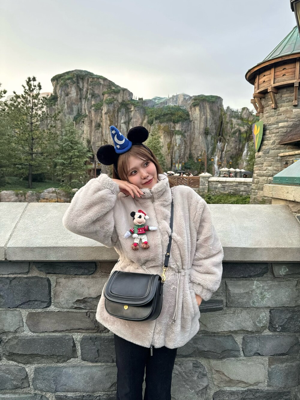 ベージュ系のジャケット/アウター、ブラック系のバッグ、ブラック系のその他パンツを着用したレディースの秋コーディネートの5枚目の写真