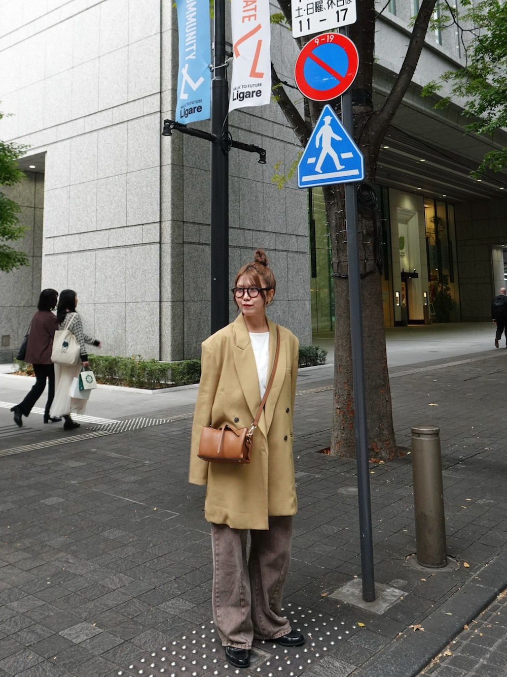 ブラウン系のその他パンツ、ブラック系のローファー、イエロー系のショルダーバッグを着用したレディースの秋コーディネートの5枚目の写真