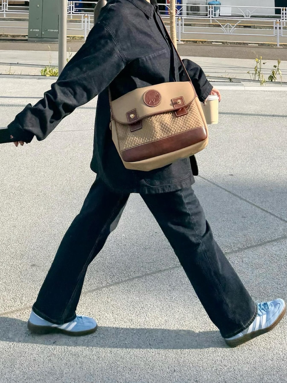 ブルー系のスニーカー、ブルー系のジャケット/アウター、ブルー系のデニムパンツを着用したレディースの春コーディネートの3枚目の写真