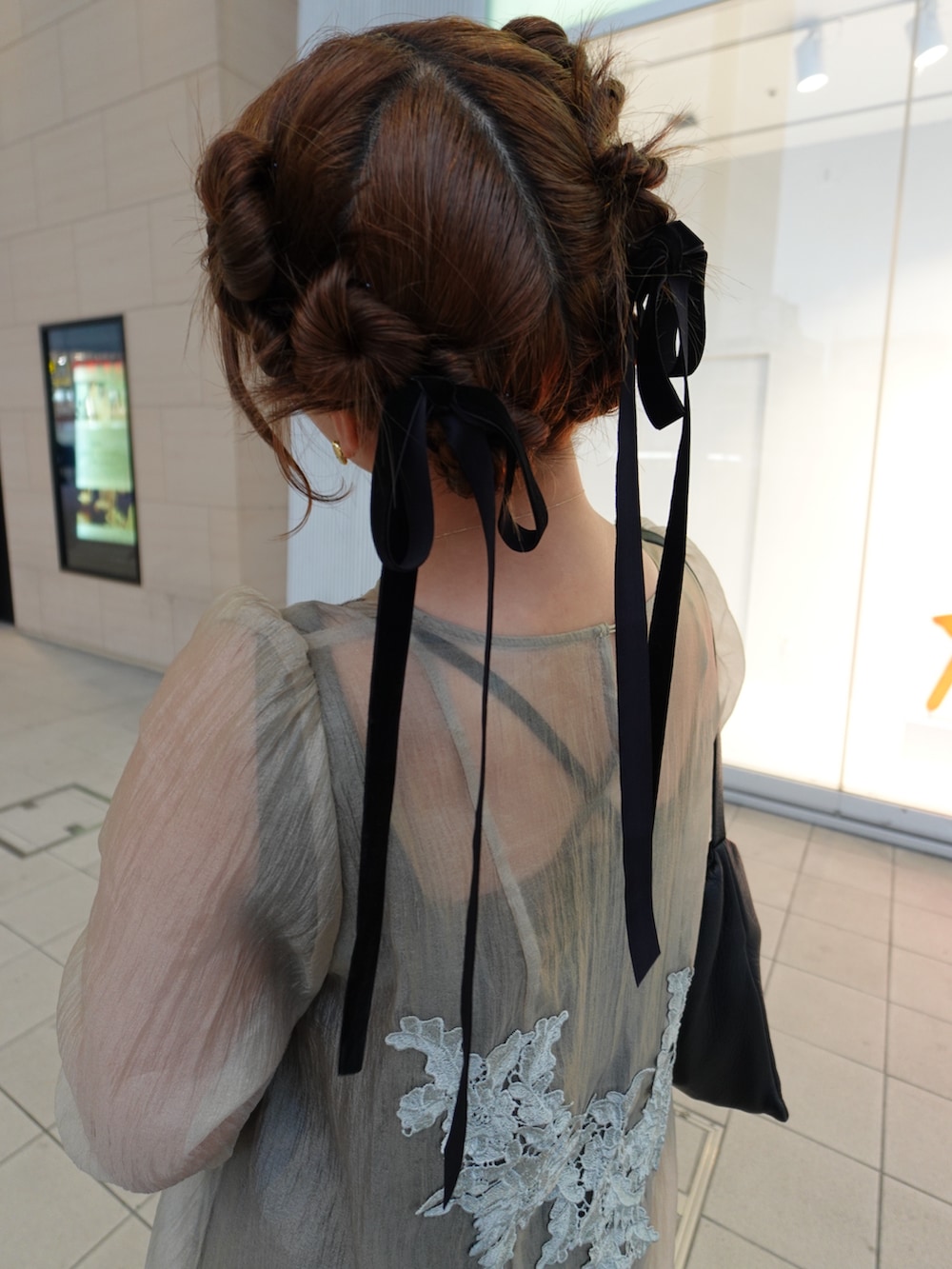 グリーン系のワンピースを着用したレディースの秋コーディネートの4枚目の写真