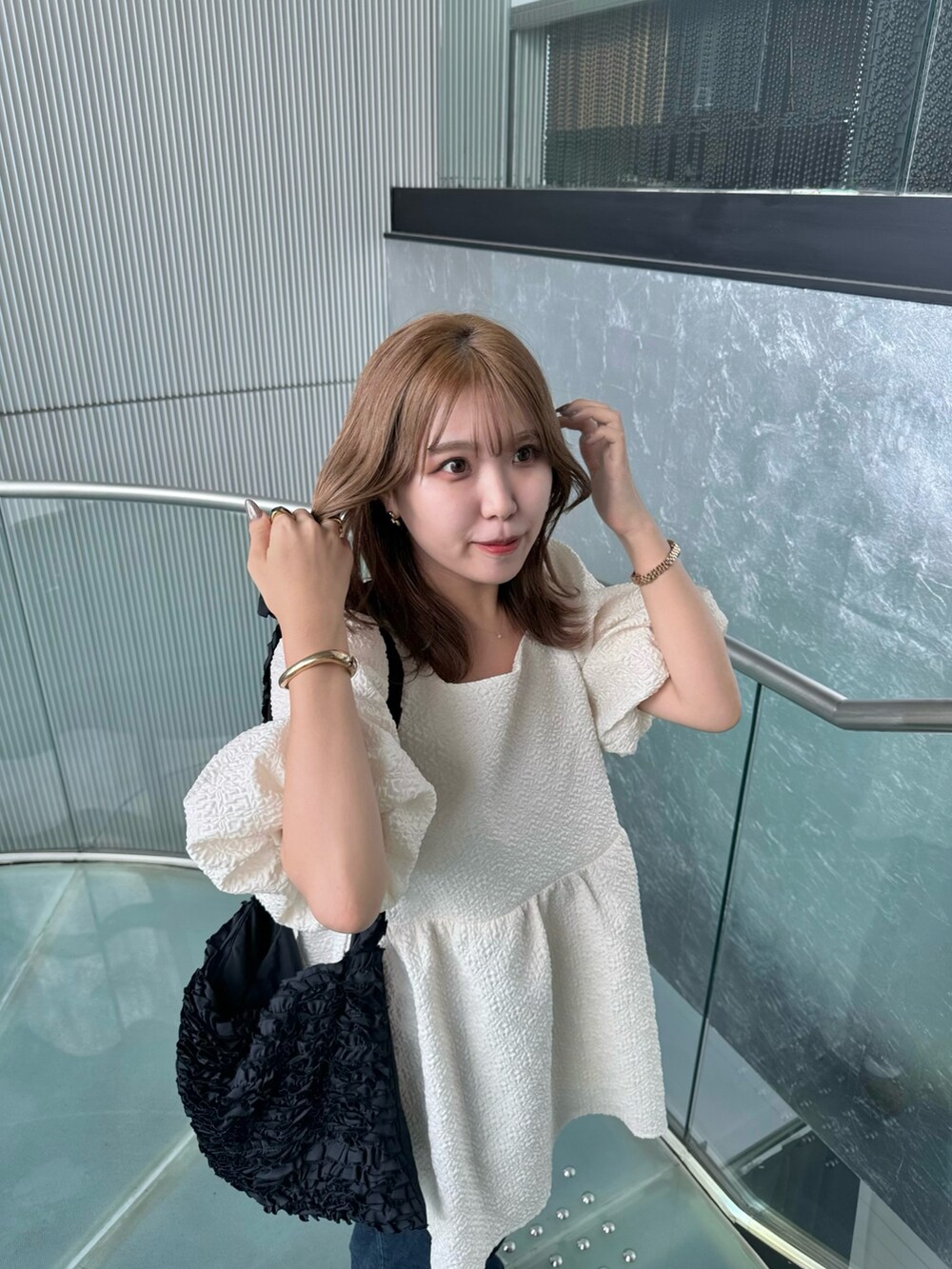 ホワイト系のシャツ/ブラウス、ブルー系のデニムパンツ、ブラウン系のバレエシューズを着用したレディースの夏コーディネートの5枚目の写真