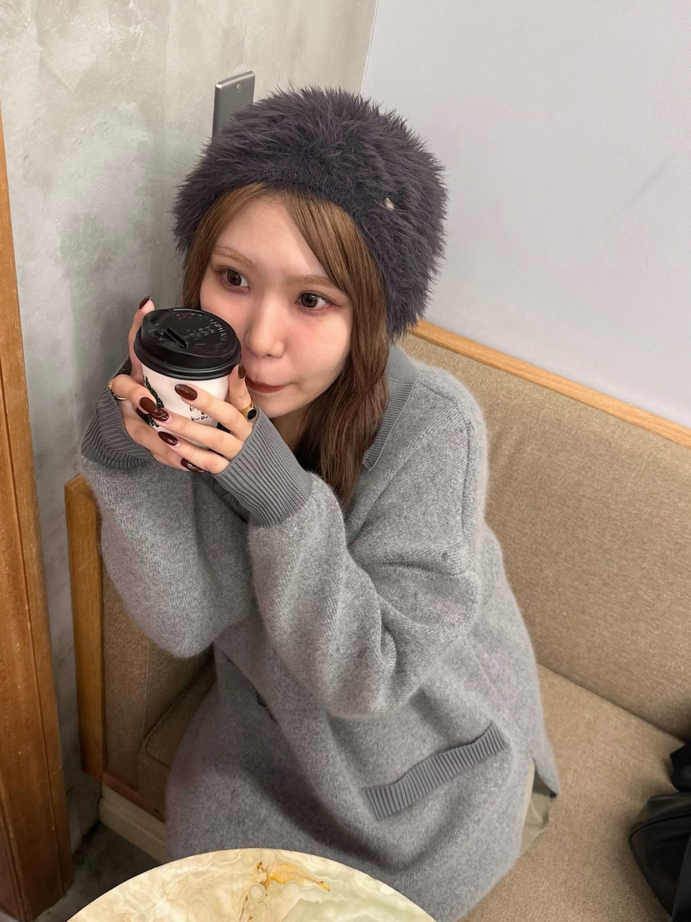 ベージュ系のブーツ、ブラック系のボストンバッグ、グレー系のニット/セーターを着用したレディースの秋コーディネートの5枚目の写真