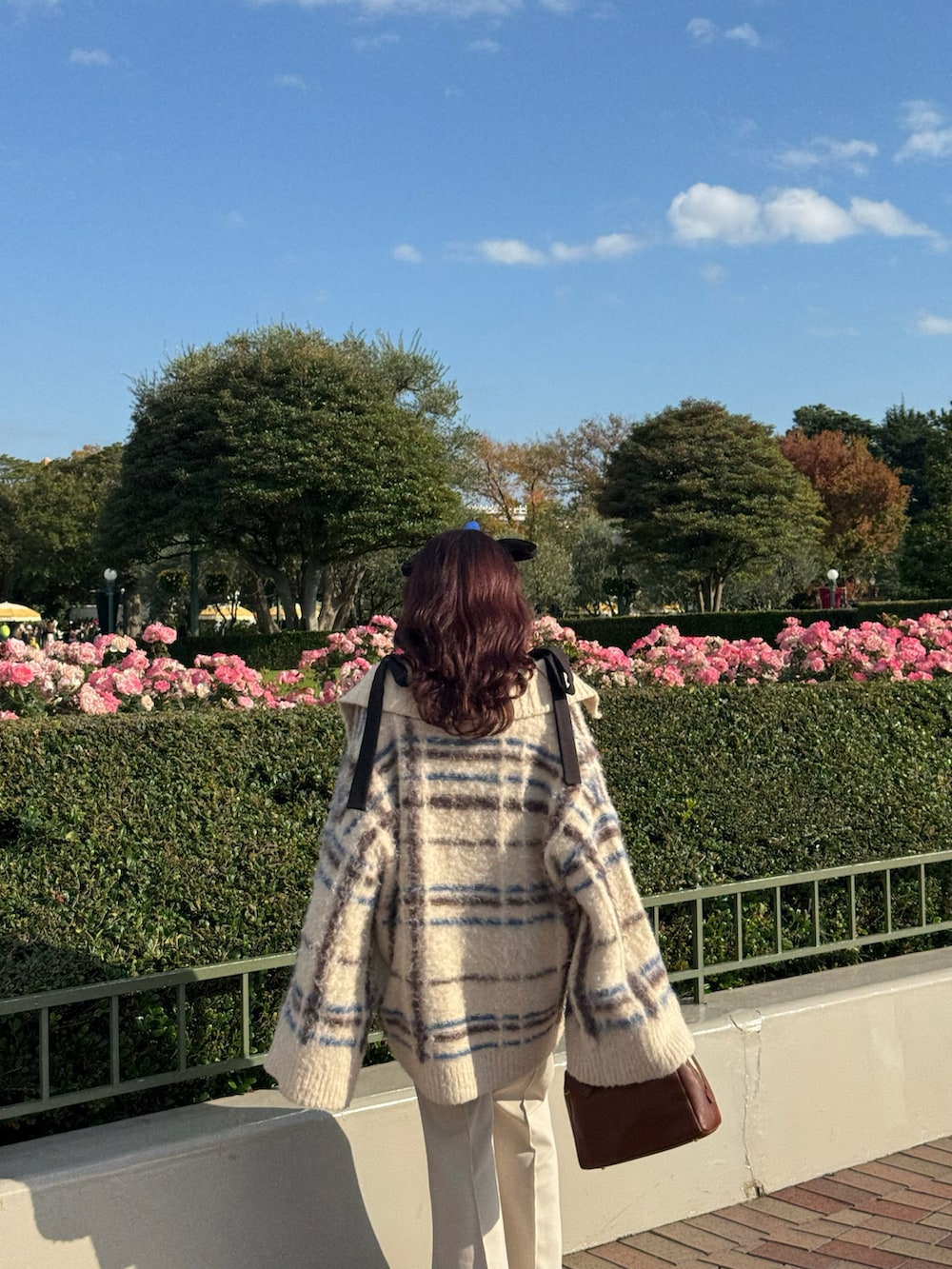 ホワイト系のスウェットパンツ、ベージュ系のニット/セーター、ホワイト系のトップスを着用したレディースの冬コーディネートの3枚目の写真