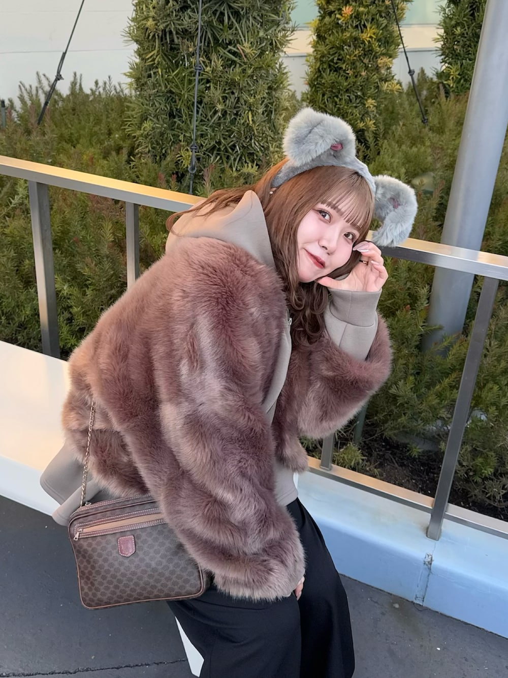 ブラウン系のその他アウター、ブラック系のサロペット/オーバーオール、シルバー系のブーツを着用したレディースの春コーディネートの2枚目の写真