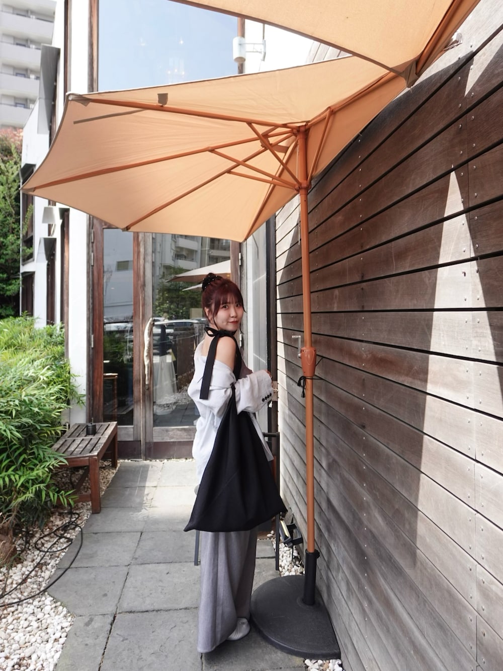 グレー系のオールインワン・サロペット、グレー系のジャケット/アウター、ブラック系のハンドバッグを着用したレディースの春コーディネートの5枚目の写真