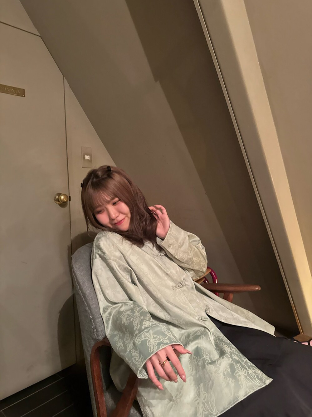 グリーン系のシャツ/ブラウス、ブラック系のスカート、ブラック系のパンプスを着用したレディースの春コーディネートの3枚目の写真