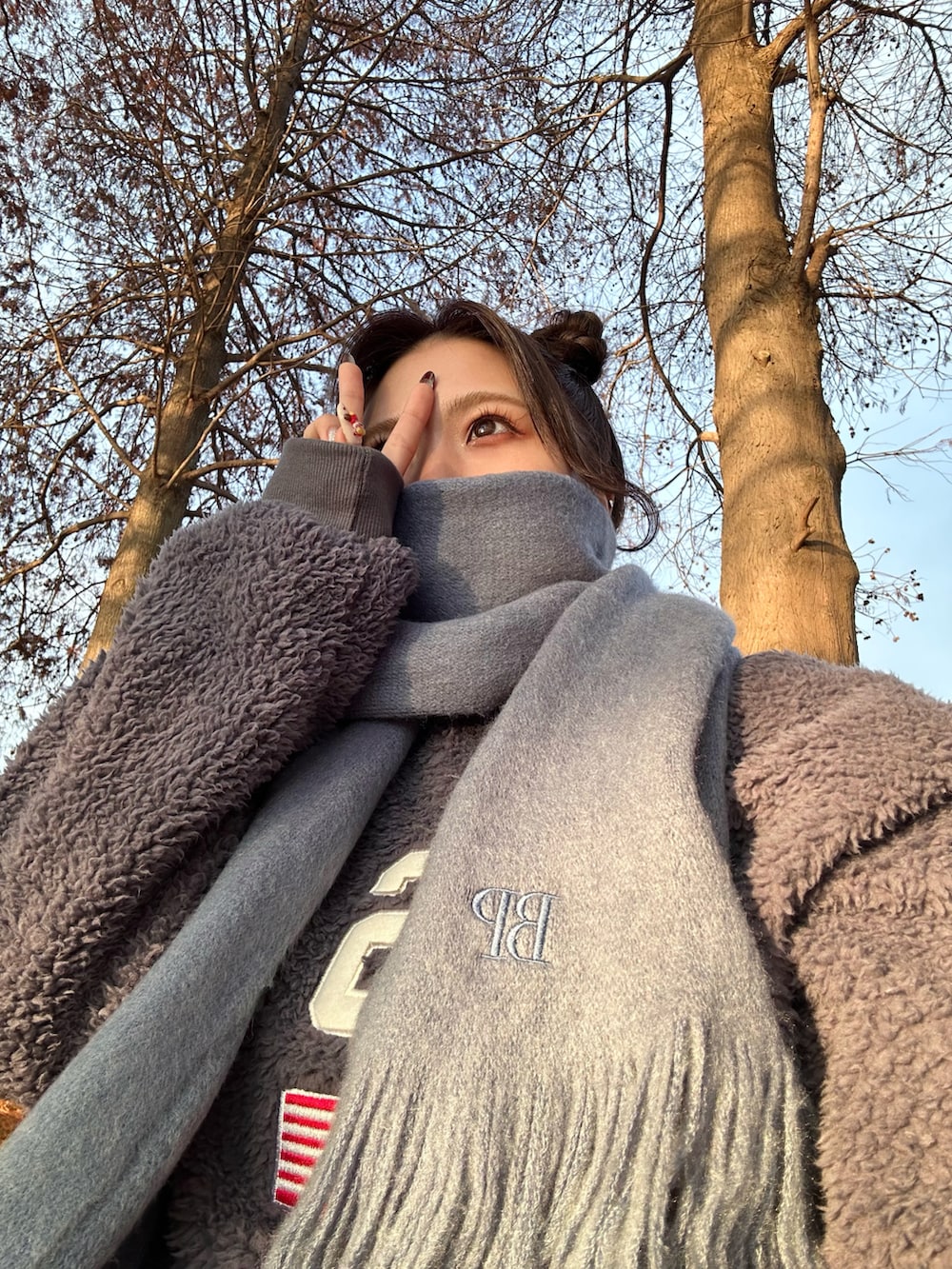 ブラック系のブーツ、ブラック系のスカート、グレー系のスウェットを着用したレディースの冬コーディネートの4枚目の写真