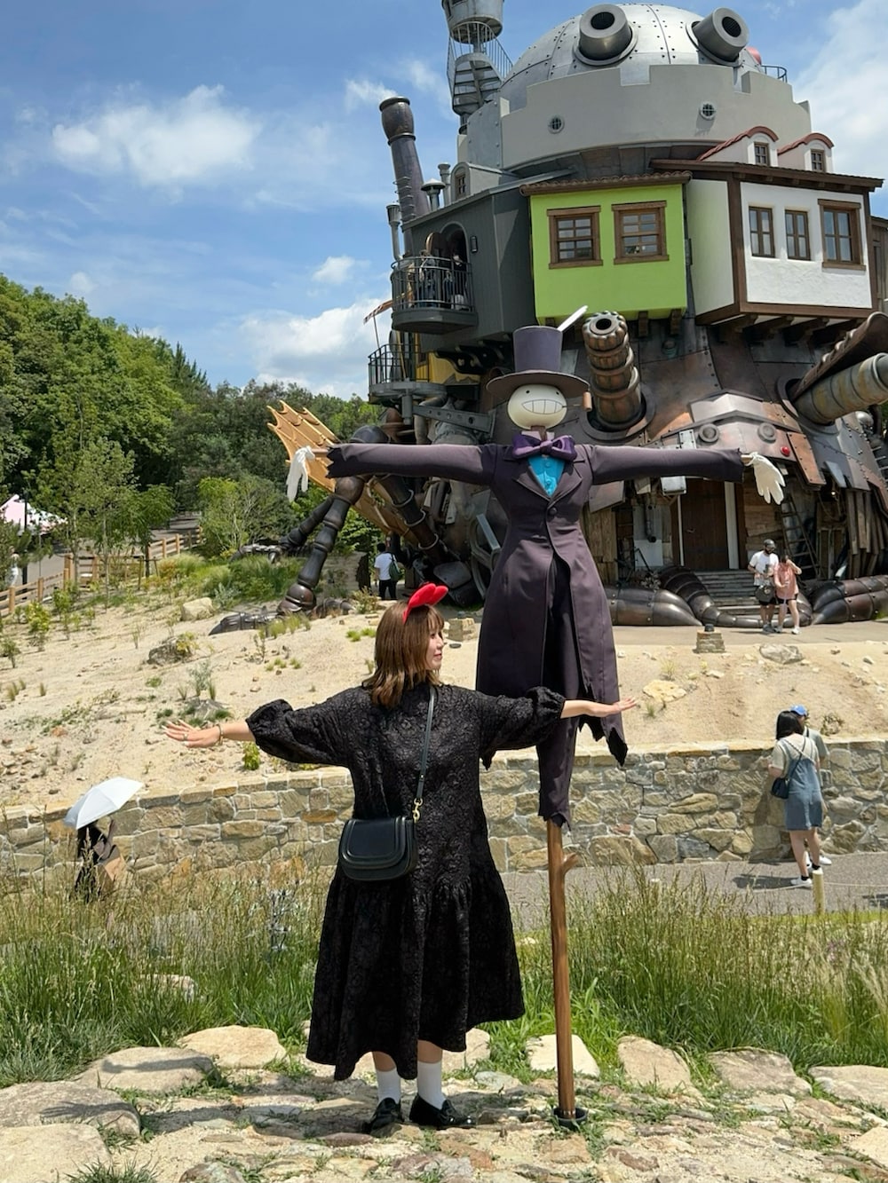 ブラック系のショルダーバッグ、ブラック系のワンピースを着用したレディースの夏コーディネートの5枚目の写真