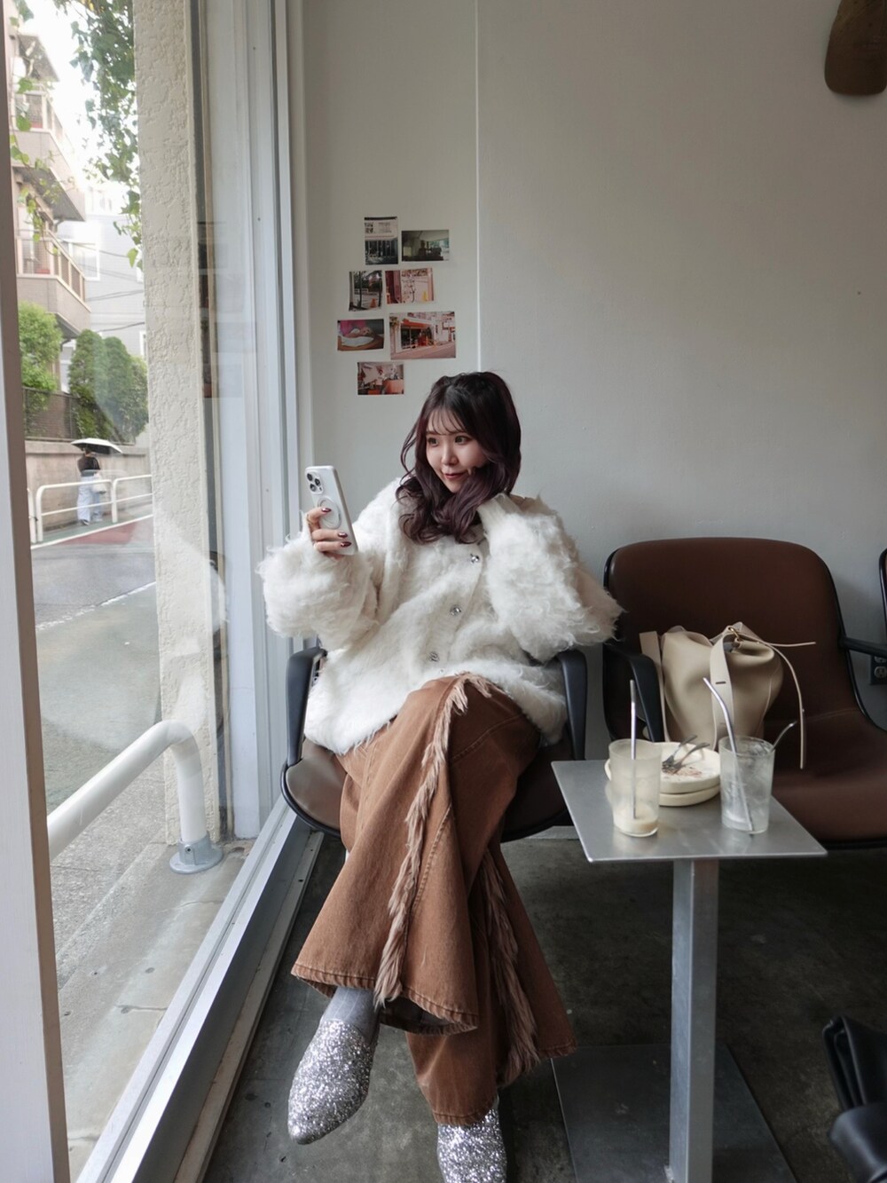 ホワイト系のニット/セーター、ブラウン系のデニムパンツ、シルバー系のローファーを着用したレディースの秋コーディネートの2枚目の写真