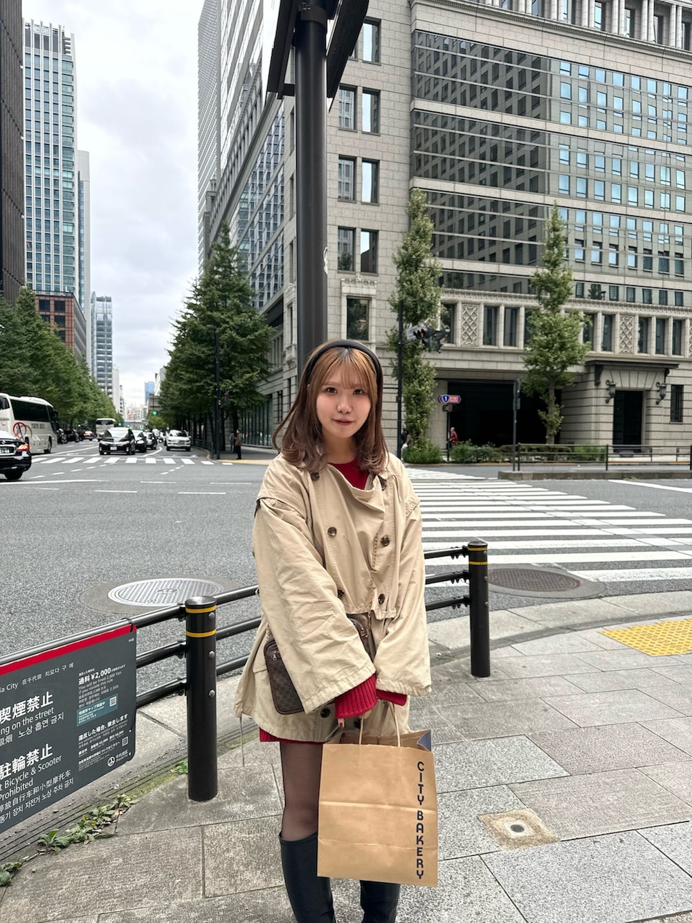 ブラック系のブーツ、ベージュ系のベスト、ブラウン系のショルダーバッグを着用したレディースの秋コーディネートの5枚目の写真