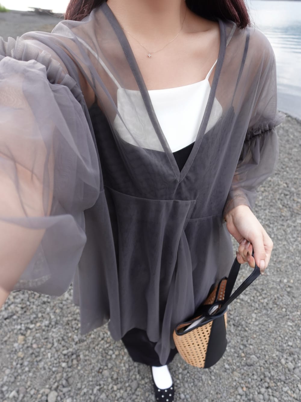 ブラック系のワンピース、グリーン系のシャツ/ブラウスを着用したレディースの夏コーディネートの2枚目の写真