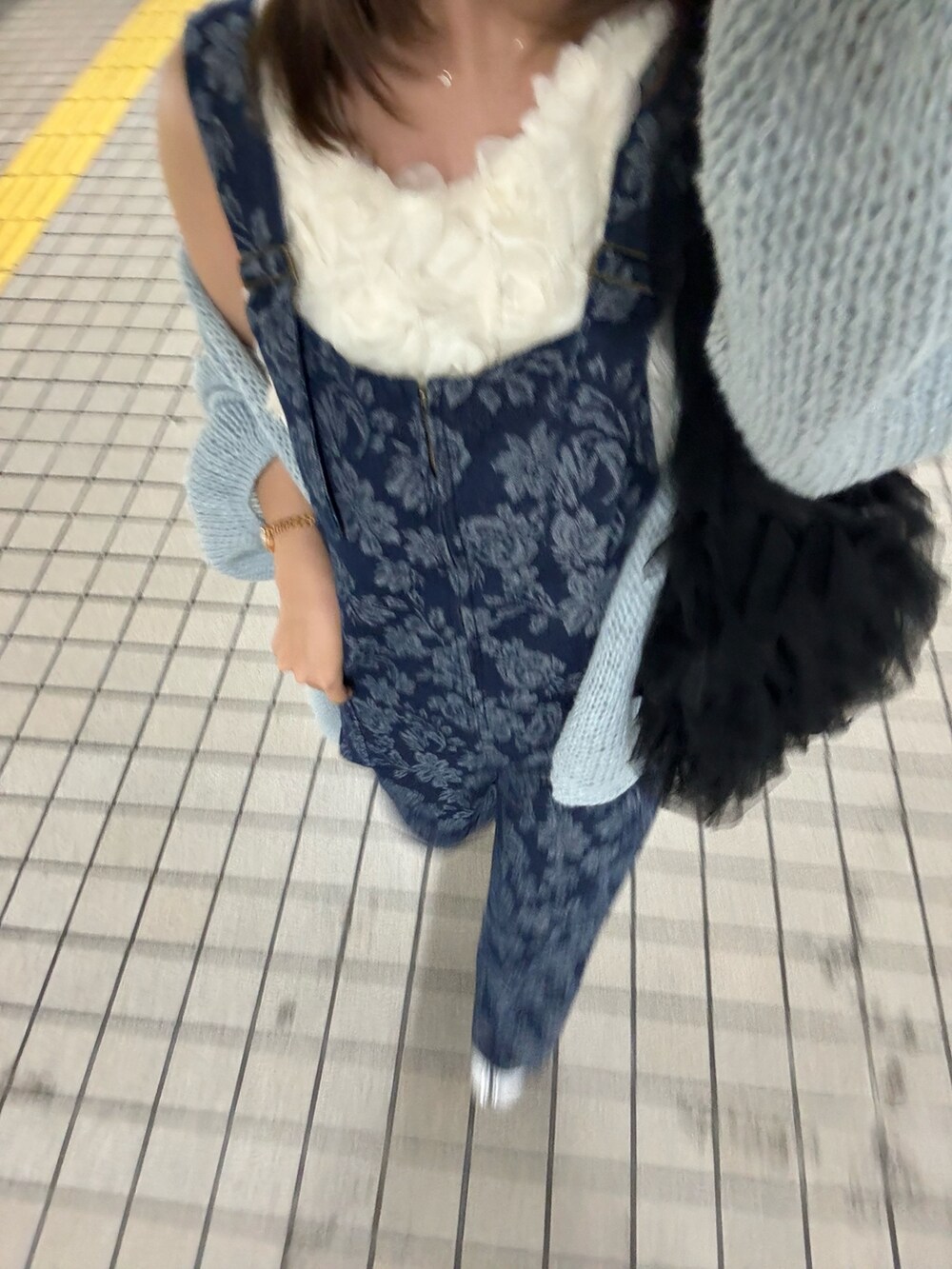 ブルー系のサロペット/オーバーオール、シルバー系のブーツ、ブルー系のカーディガン/ボレロを着用したレディースの夏コーディネートの2枚目の写真