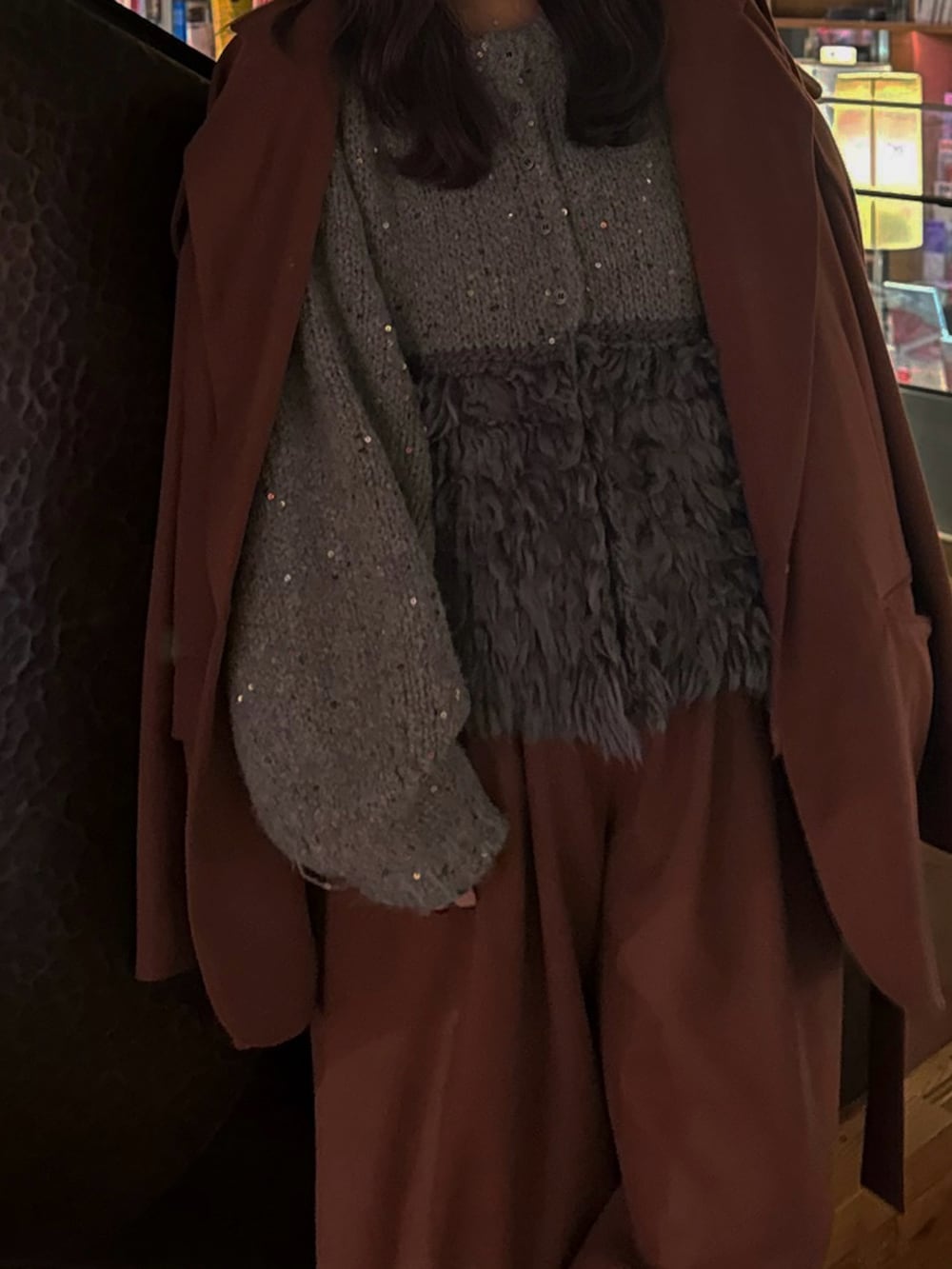 グレー系のニット/セーター、ブラック系のパンプスを着用したレディースの秋コーディネートの3枚目の写真