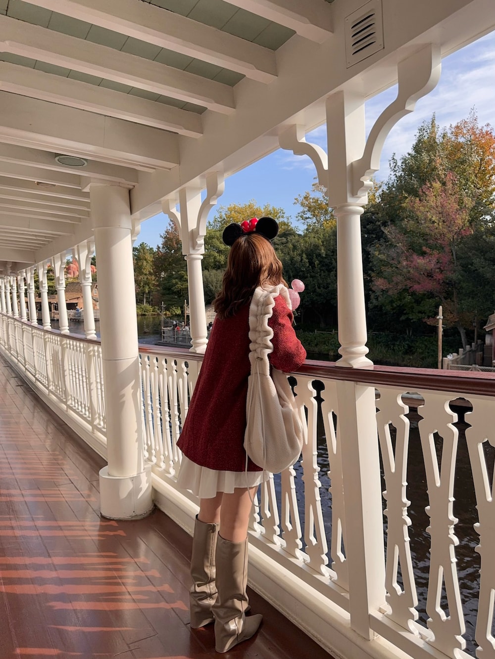 ベージュ系のブーツ、レッド系のテーラードジャケット、ホワイト系のワンピース/ドレスを着用したレディースの秋コーディネートの2枚目の写真