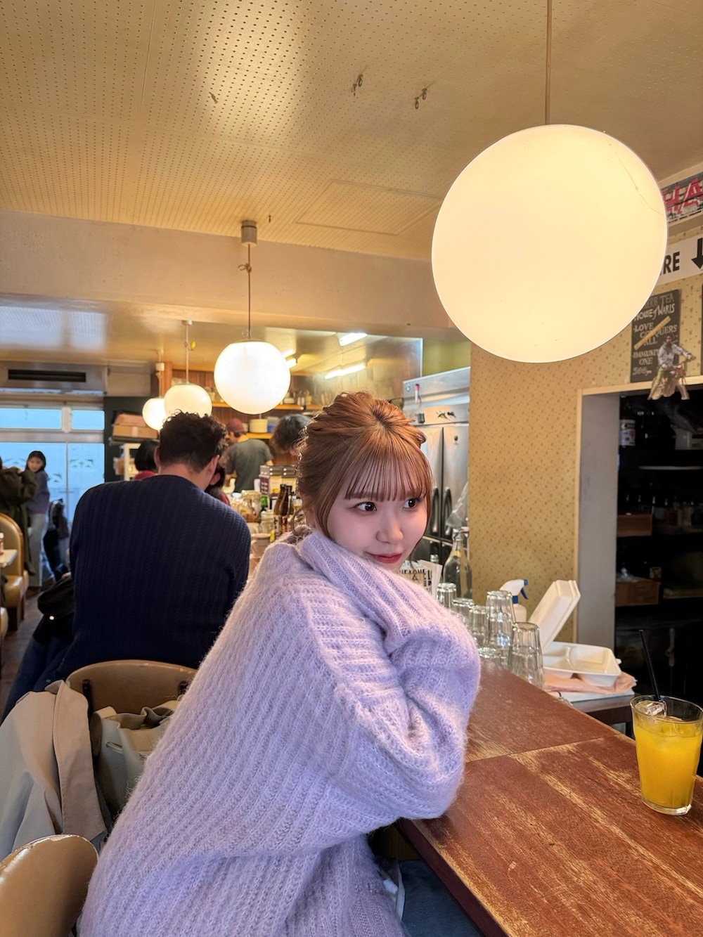 ベージュ系のベスト、パープル系のカーディガン/ボレロ、ベージュ系のショルダーバッグを着用したレディースの春コーディネートの4枚目の写真