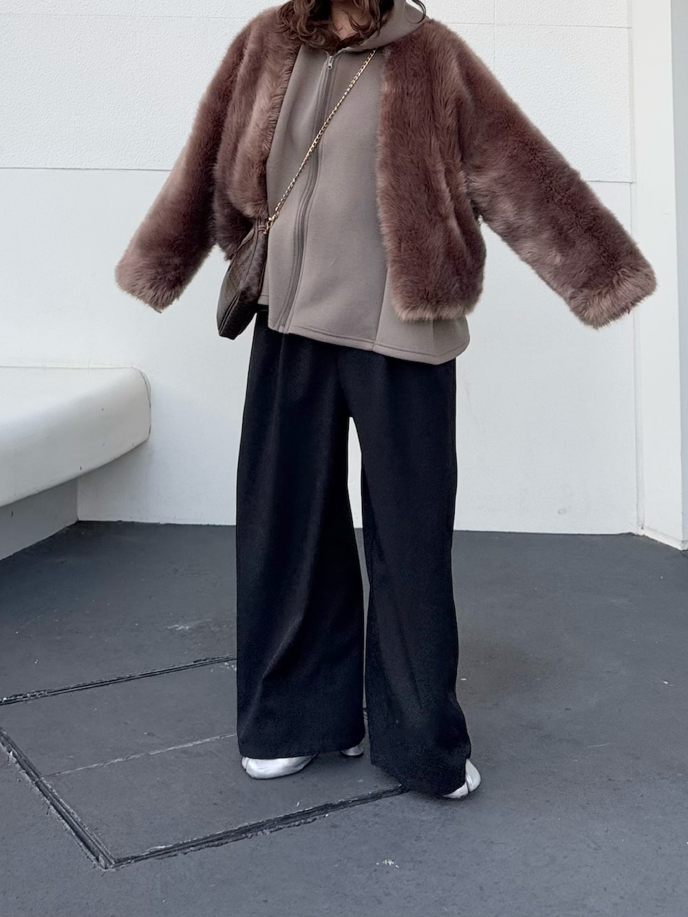 ブラウン系のその他アウター、ブラック系のサロペット/オーバーオール、シルバー系のブーツを着用したレディースの春コーディネートの4枚目の写真