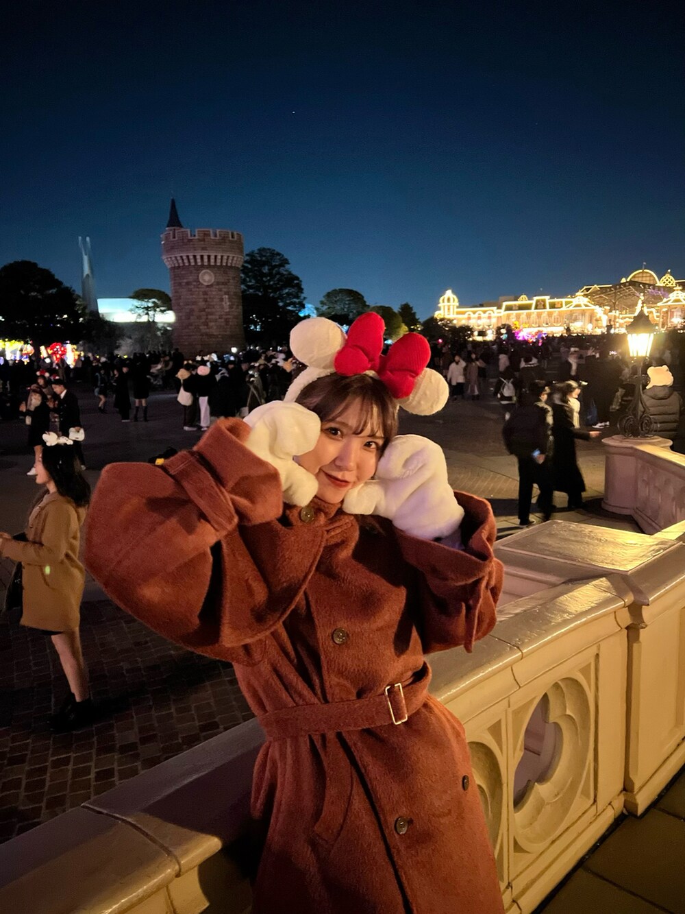 レッド系のジャケット/アウター、ブラック系のトートバッグ、ブラック系のブーツを着用したレディースの冬コーディネートの2枚目の写真