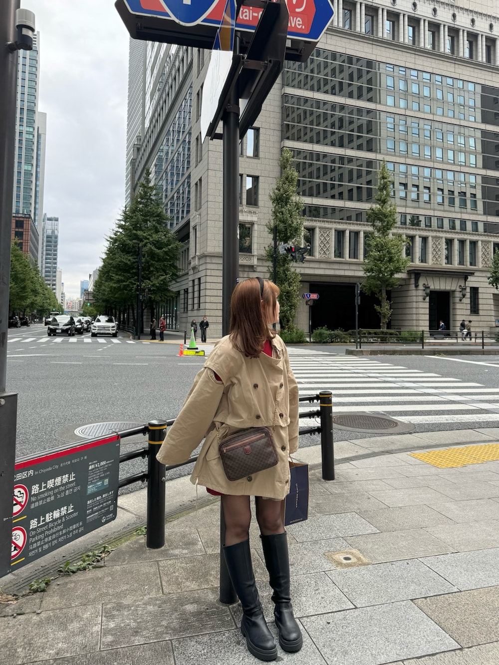 ブラック系のブーツ、ベージュ系のベスト、ブラウン系のショルダーバッグを着用したレディースの秋コーディネートの2枚目の写真