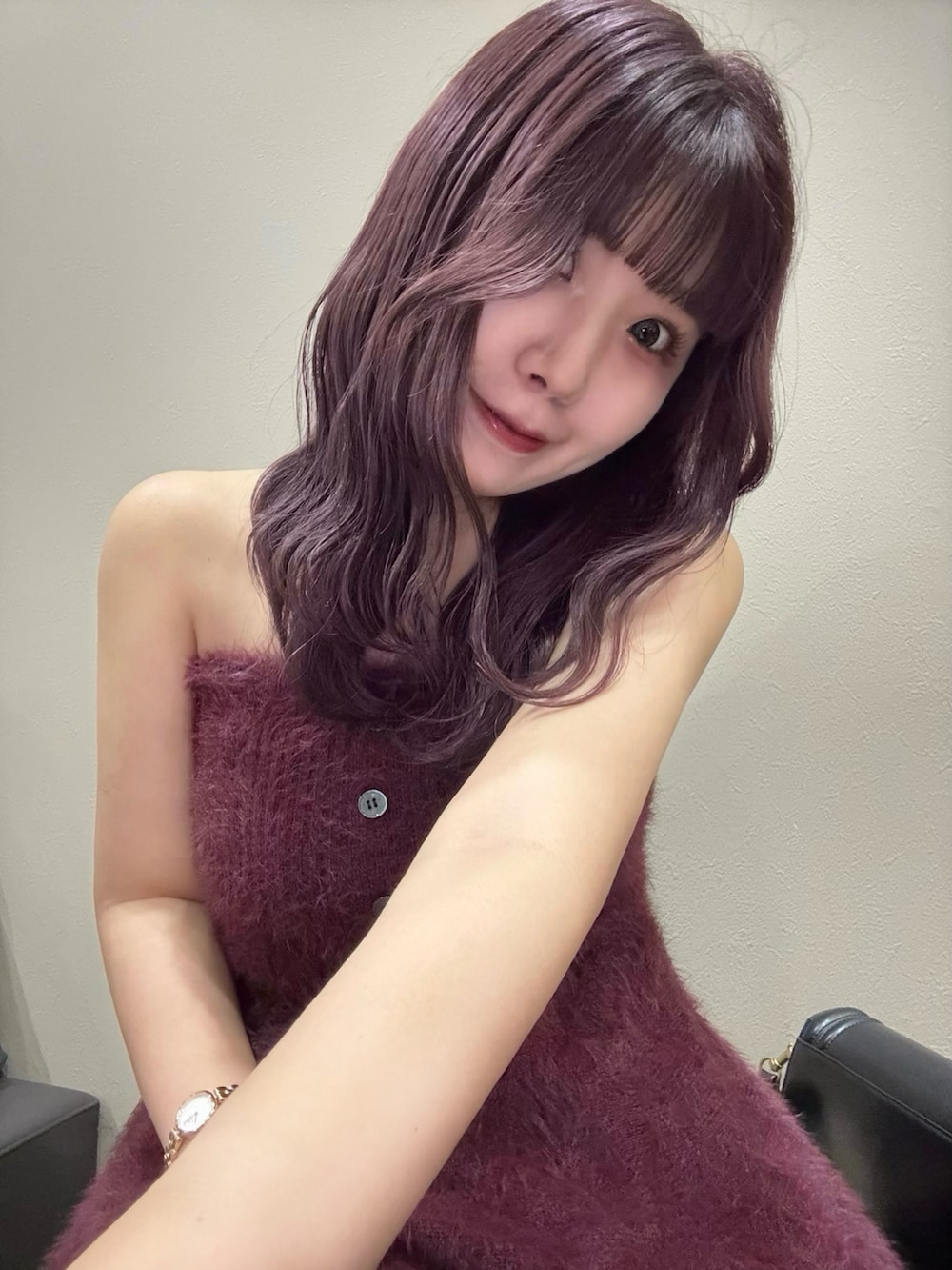 ブラック系のスラックス、レッド系のニット/セーターを着用したレディースの夏コーディネートの5枚目の写真