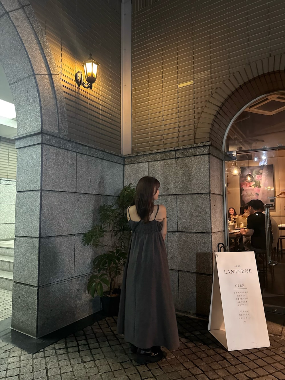 ブラウン系のワンピース/ドレスを着用したレディースの夏コーディネートの3枚目の写真