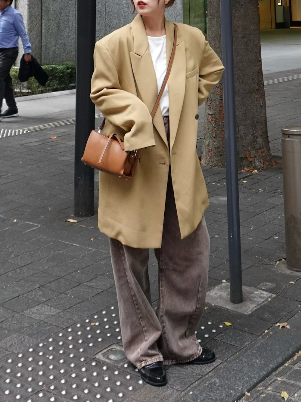 ブラウン系のその他パンツ、ブラック系のローファー、イエロー系のショルダーバッグを着用したレディースの秋コーディネートの2枚目の写真