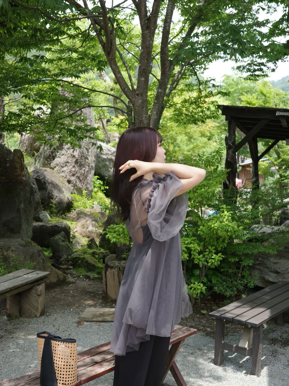 ブラック系のワンピース、グリーン系のシャツ/ブラウスを着用したレディースの夏コーディネートの5枚目の写真