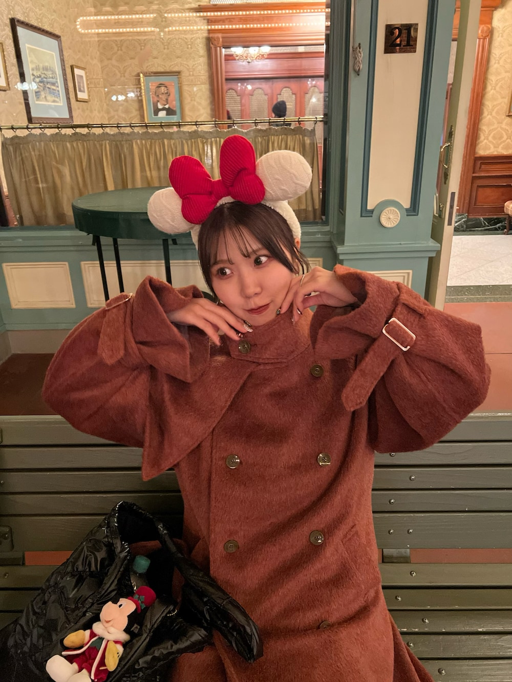 レッド系のジャケット/アウター、ブラック系のトートバッグ、ブラック系のブーツを着用したレディースの冬コーディネートの4枚目の写真