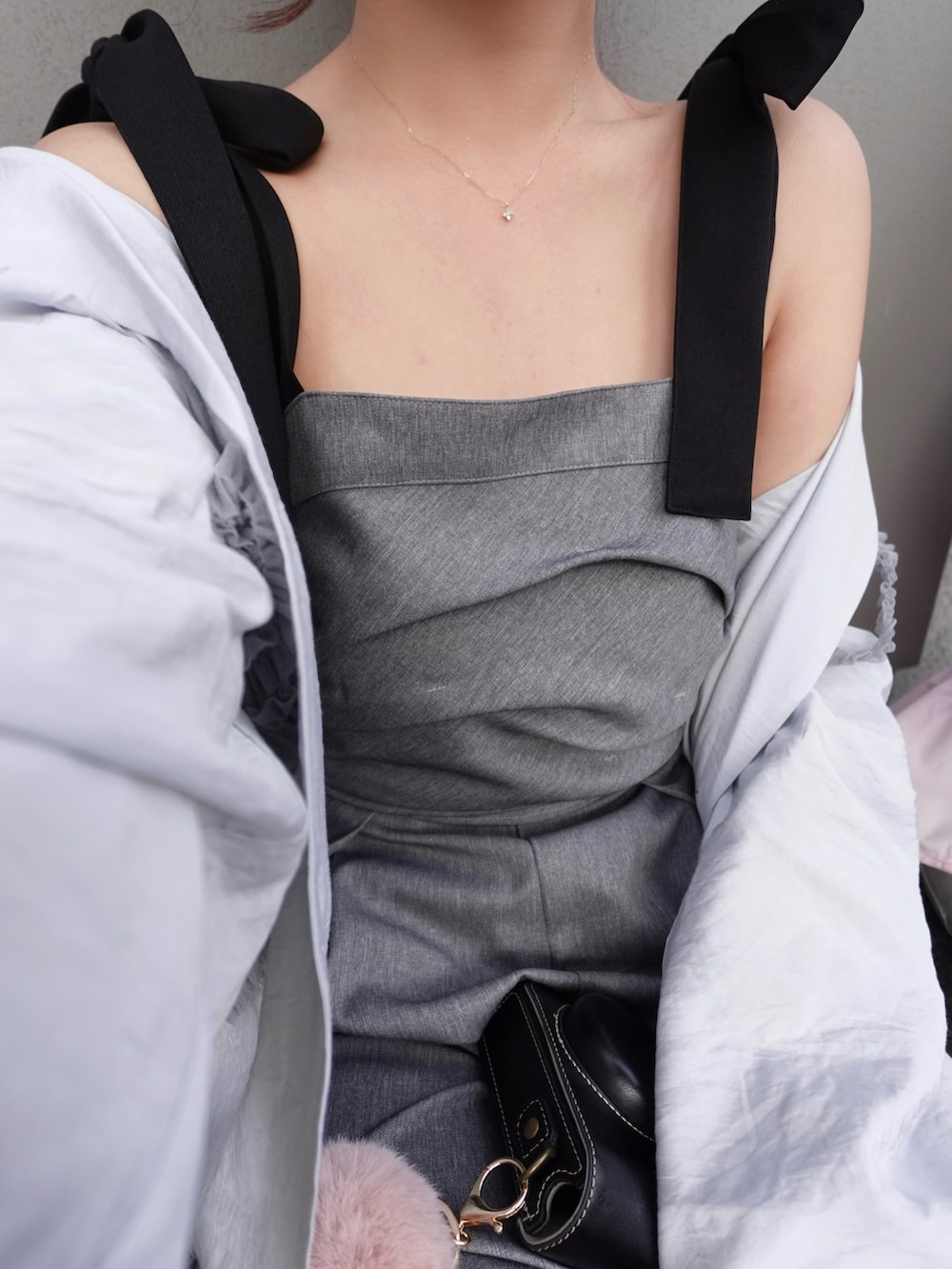 グレー系のオールインワン・サロペット、グレー系のジャケット/アウター、ブラック系のハンドバッグを着用したレディースの春コーディネートの2枚目の写真