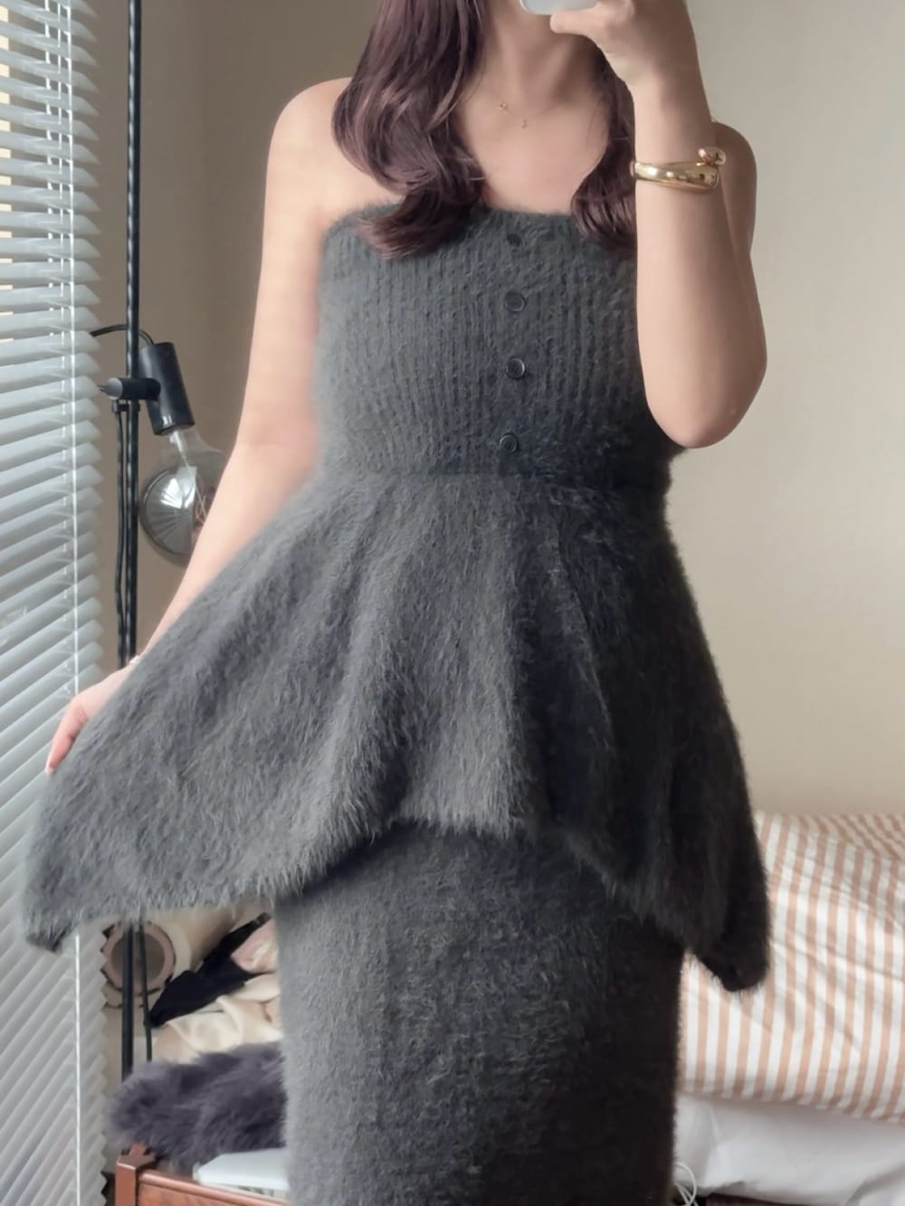 ブラック系のパンプス、グレー系のスカート、ブラウン系のボストンバッグを着用したレディースの秋コーディネートの4枚目の写真