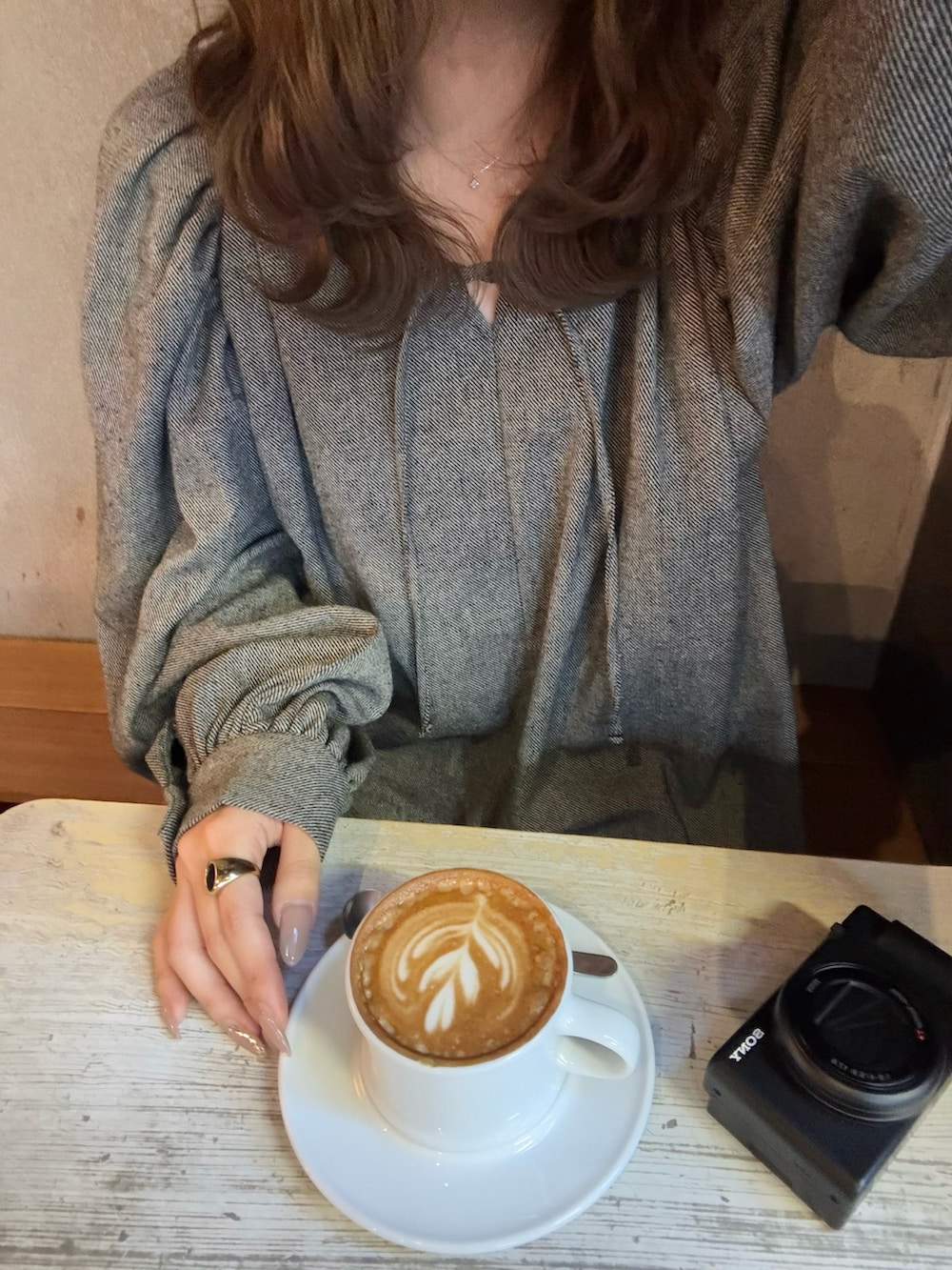 ブラック系のワンピース、ブラック系のブーツを着用したレディースの春コーディネートの4枚目の写真