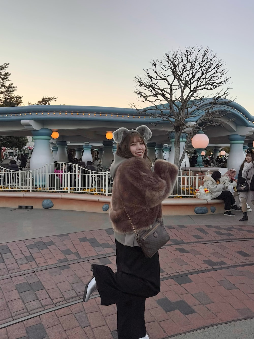 ブラウン系のその他アウター、ブラック系のサロペット/オーバーオール、シルバー系のブーツを着用したレディースの春コーディネートの3枚目の写真