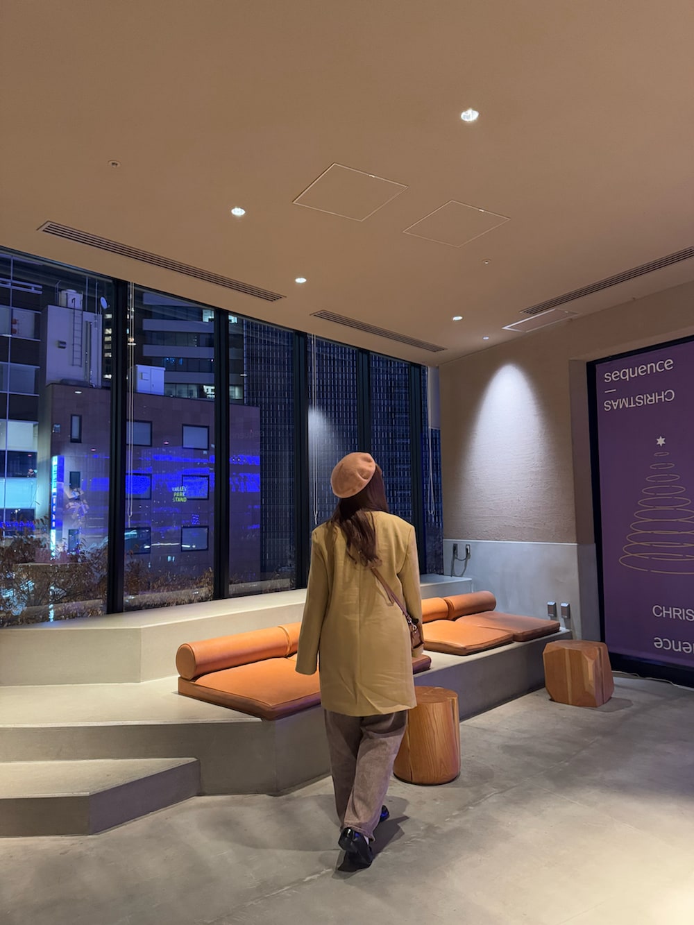 ブラウン系のその他パンツ、イエロー系のショルダーバッグ、ベージュ系のその他アウターを着用したレディースの冬コーディネートの3枚目の写真