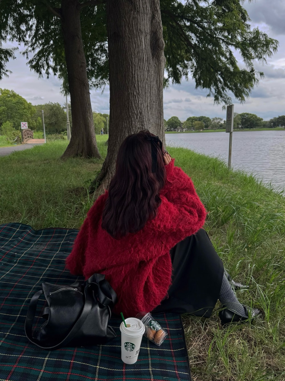 ブラック系のパンプス、ブラック系のショルダーバッグ、ブラック系のパンツを着用したレディースの秋コーディネートの3枚目の写真