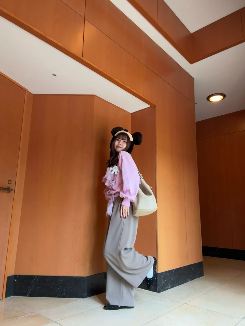 ブラック系のパンプス、ベージュ系のショルダーバッグ、ブラウン系のパンツを着用したレディースの秋コーディネートの4枚目の写真