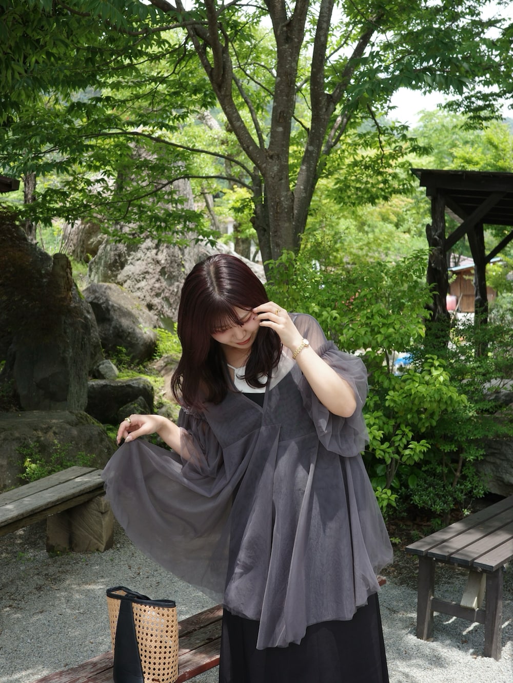 ブラック系のワンピース、グリーン系のシャツ/ブラウスを着用したレディースの夏コーディネートの4枚目の写真