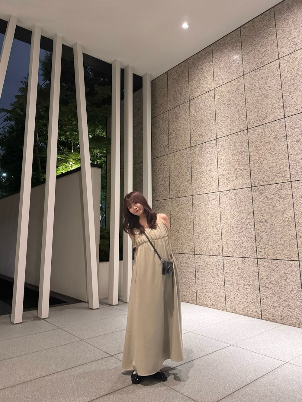 グリーン系のワンピース/ドレスを着用したレディースの夏コーディネートの4枚目の写真