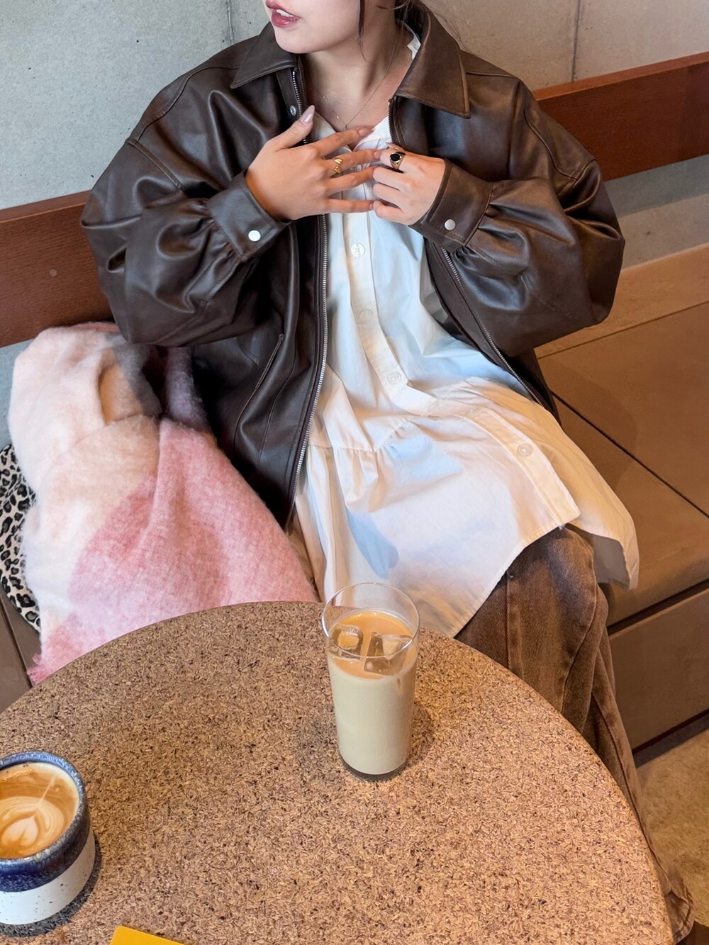 ブラウン系のその他パンツ、ブラウン系のブルゾン、ホワイト系のワンピース/ドレスを着用したレディースの冬コーディネートの5枚目の写真